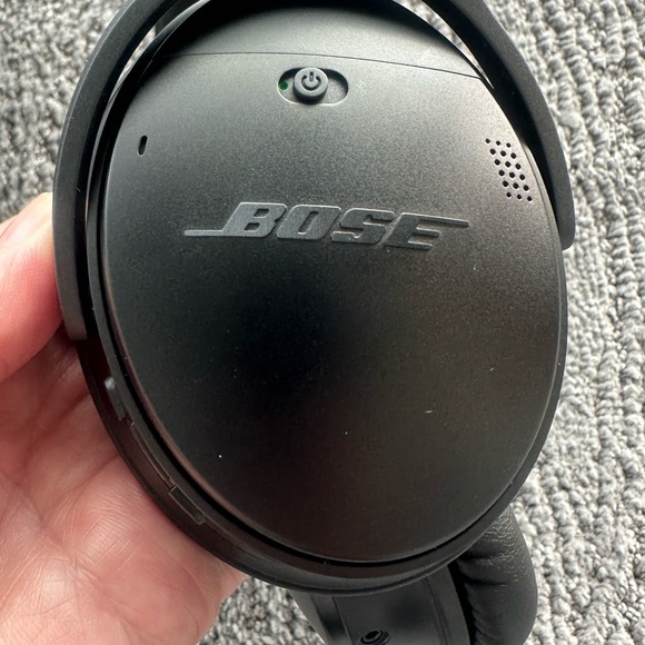 Bose QuietComfort 35 Series II Wireless Noise-Cancelling Bluetooth Headphones - Picture 13 of 14